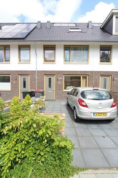 Clara Egginklaan, Uithoorn
