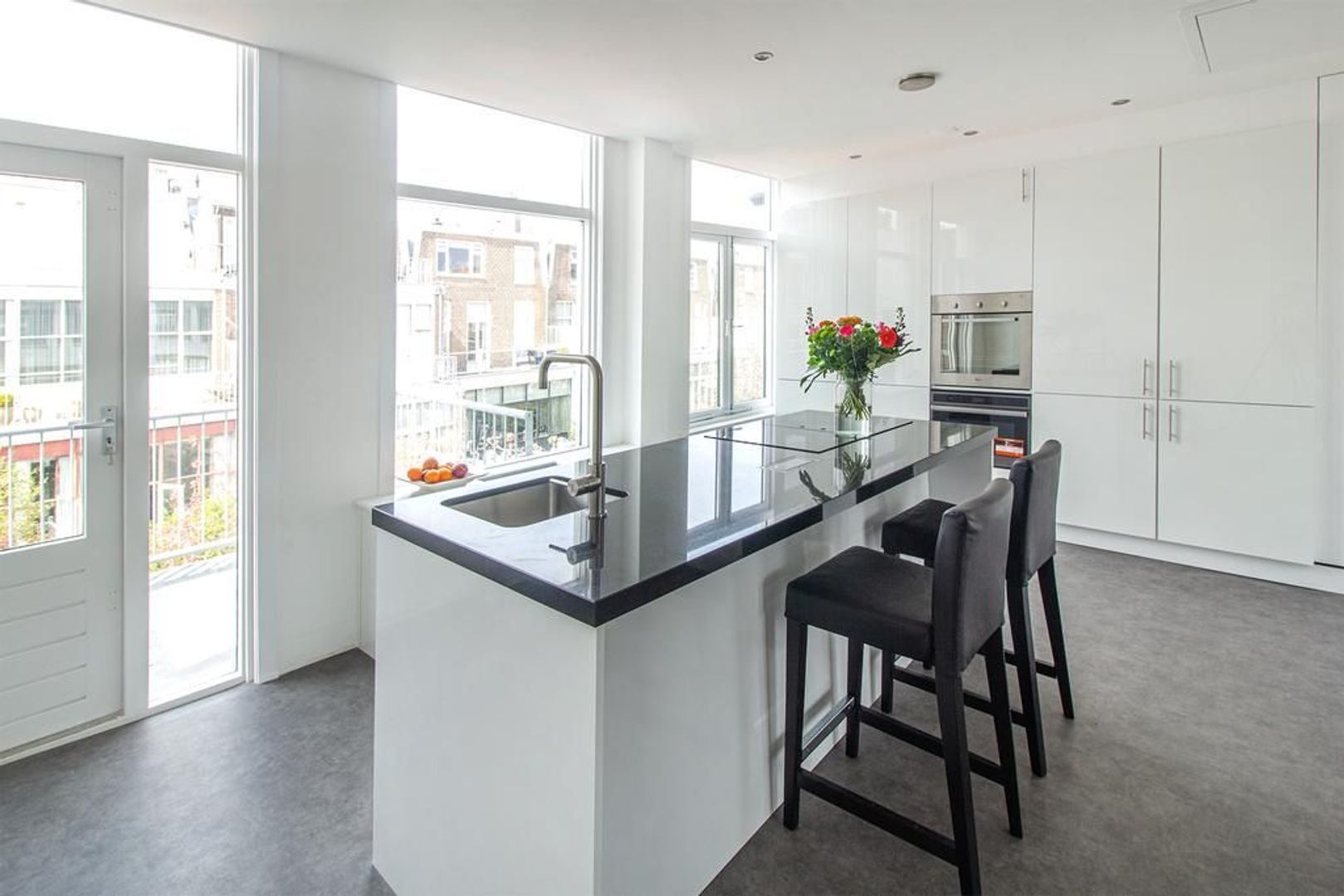 Paramaribostraat 6 .