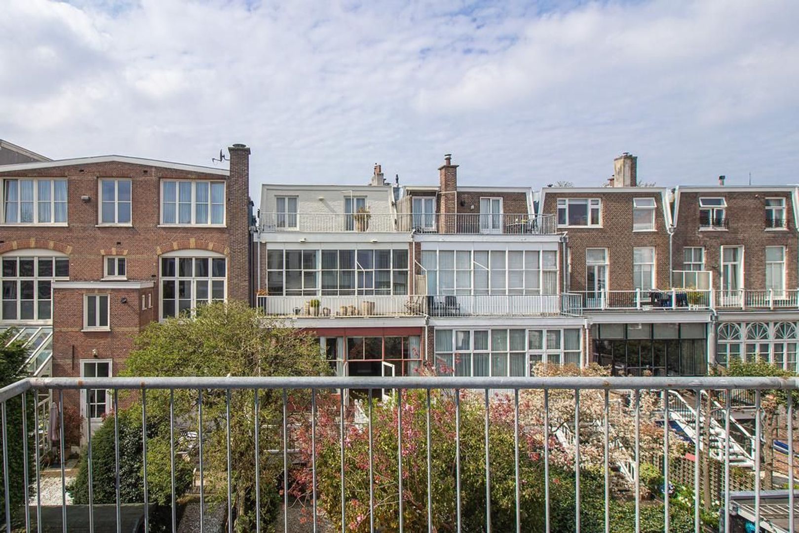 Paramaribostraat 6 .