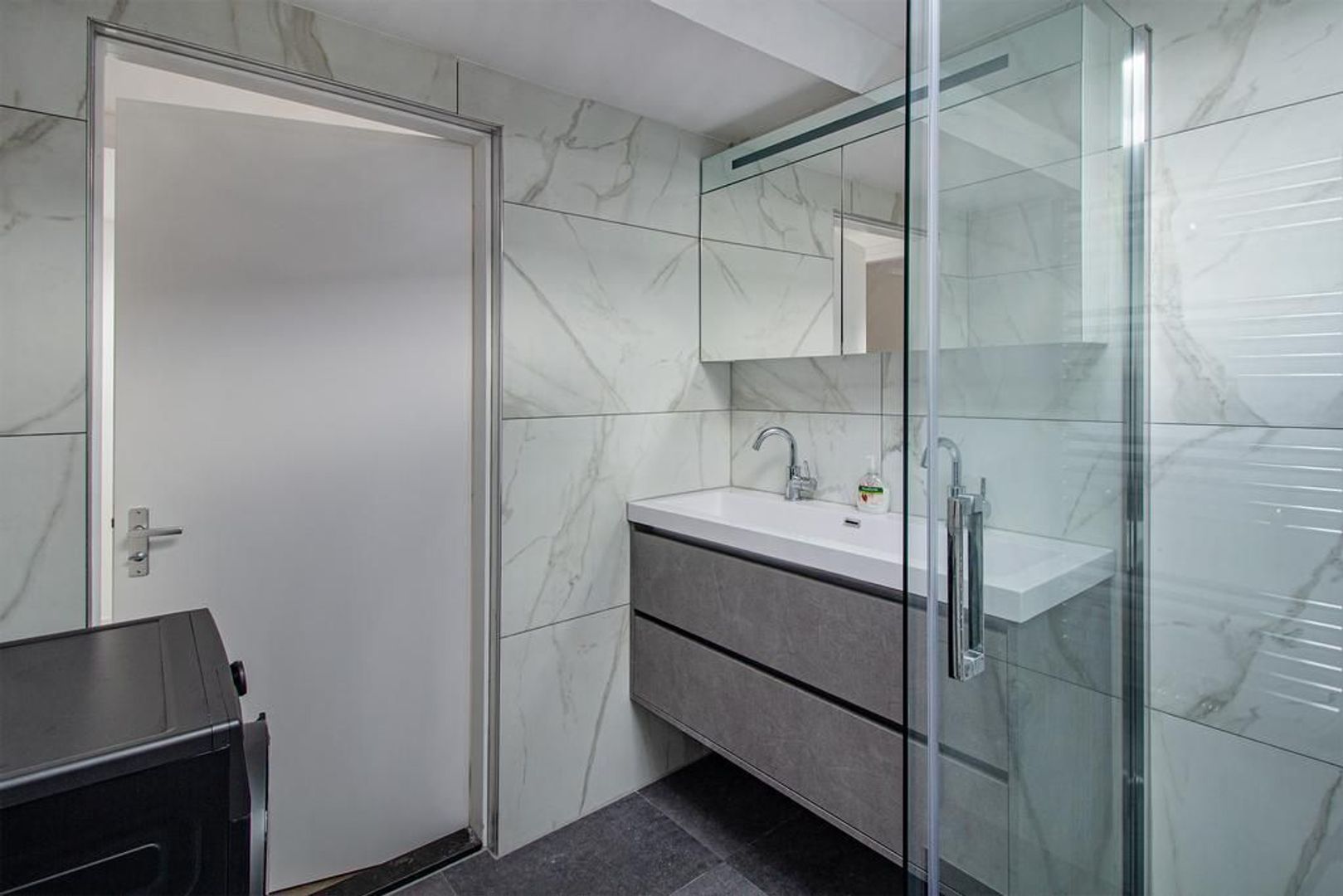 Paramaribostraat 6 .