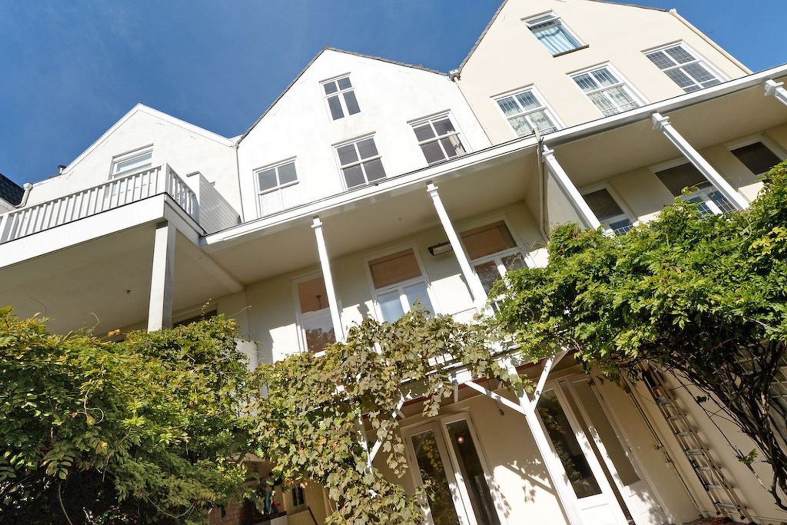 Laan Copes van Cattenburch 143 .