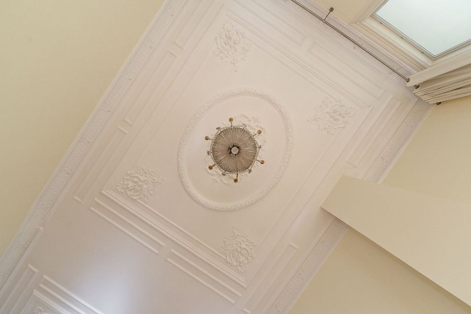 Laan Copes van Cattenburch 143 .