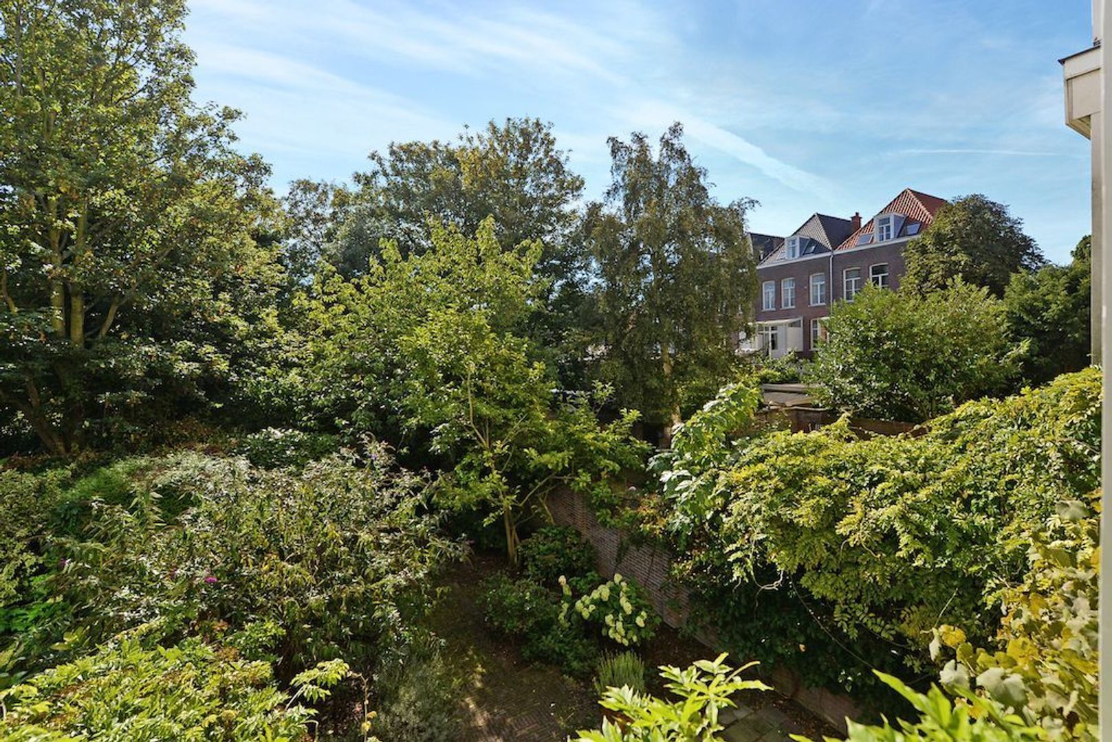 Laan Copes van Cattenburch 143 .