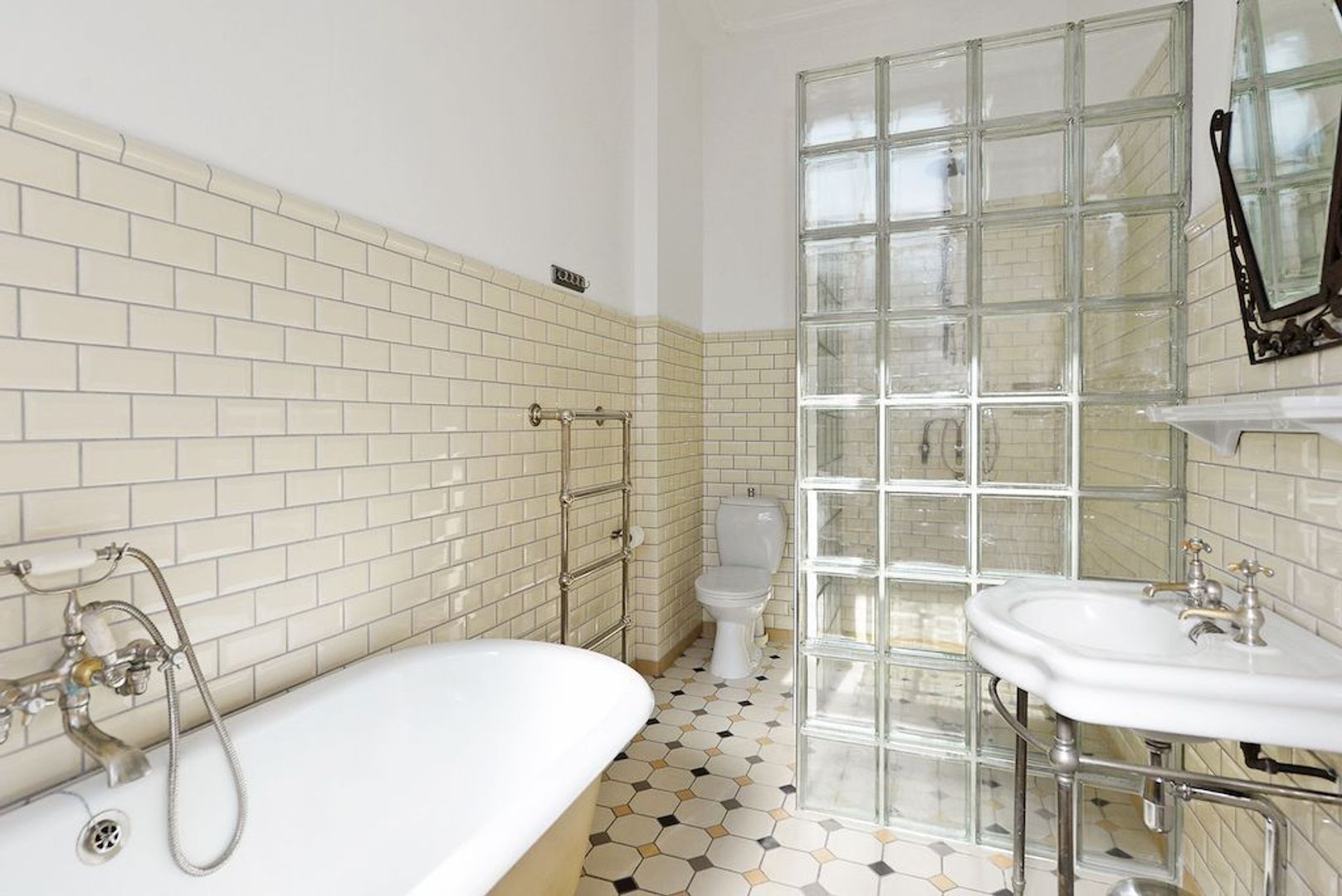 Laan Copes van Cattenburch 143 .