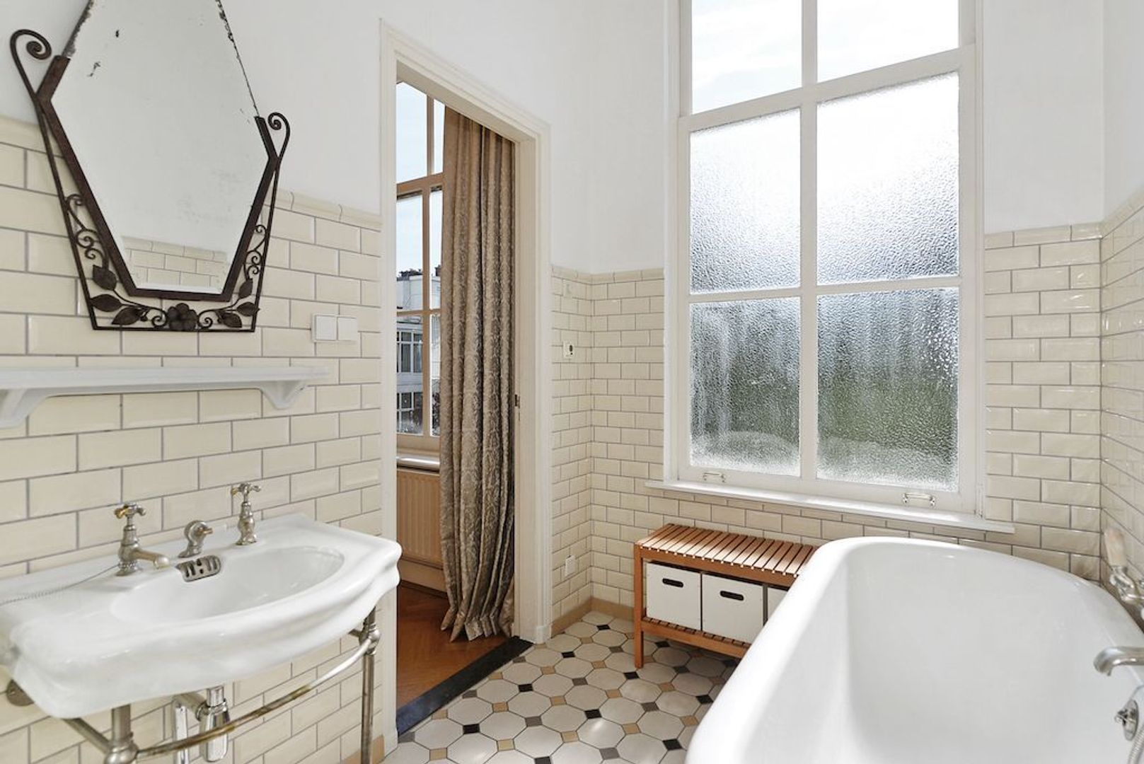 Laan Copes van Cattenburch 143 .