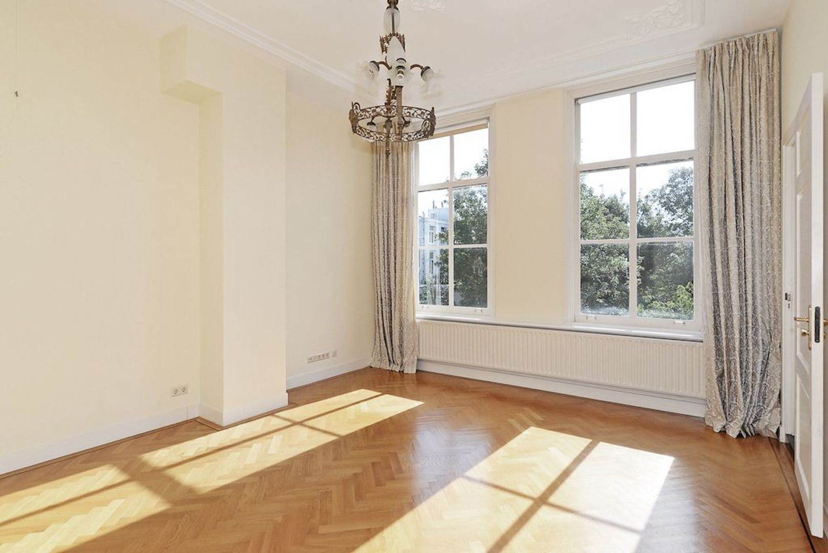 Laan Copes van Cattenburch 143 .