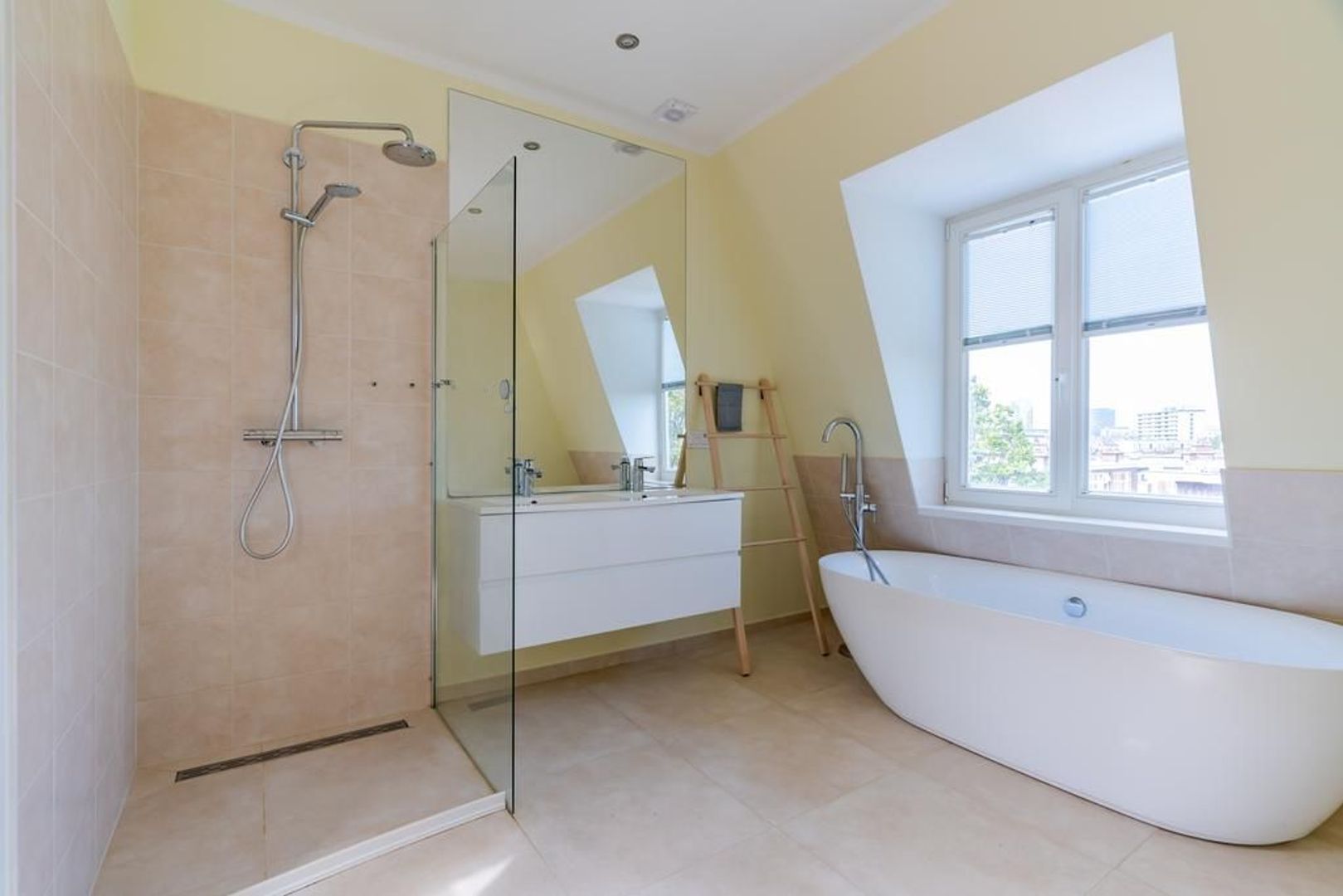 Stuyvesantstraat 253 .