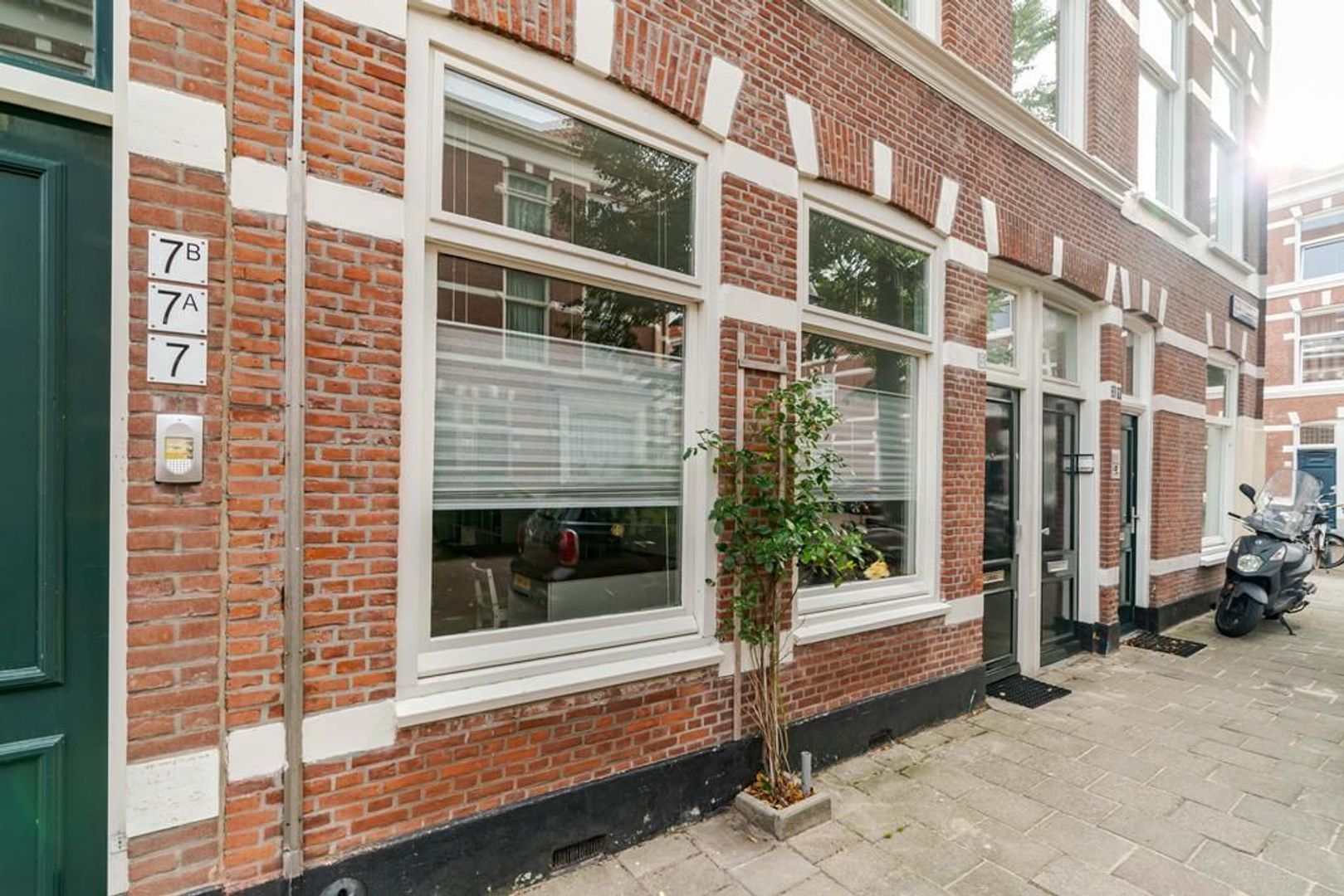 Van Merlenstraat 5 .