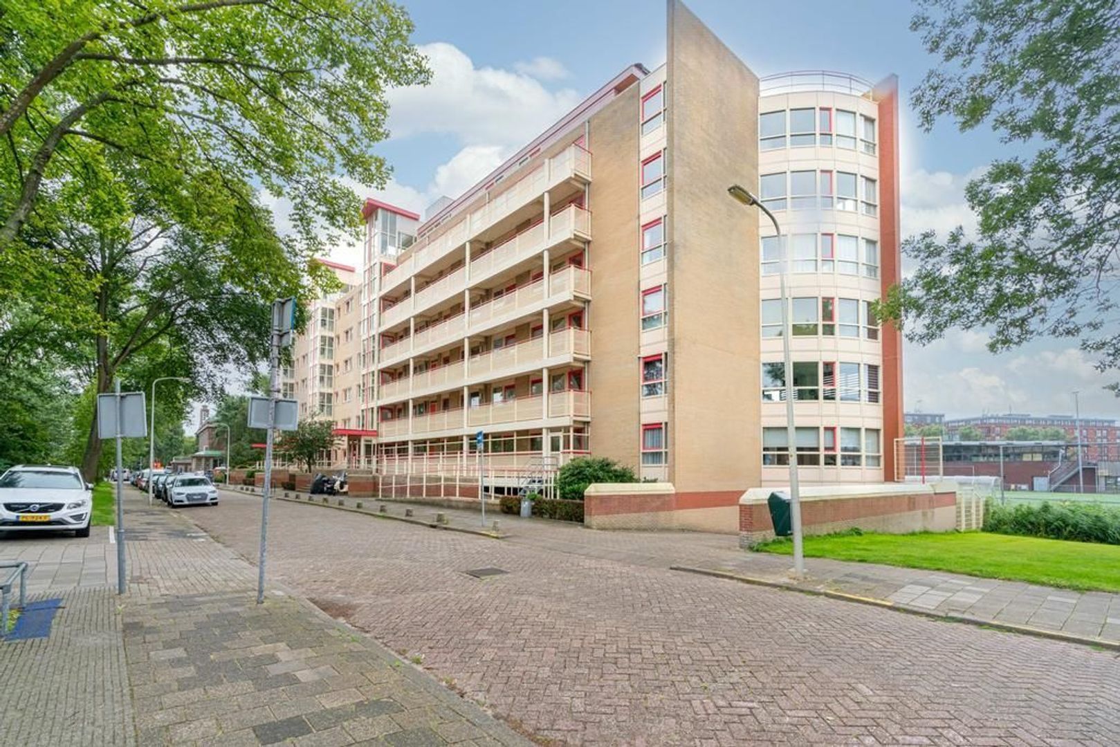 Donker Curtiusstraat 204 .