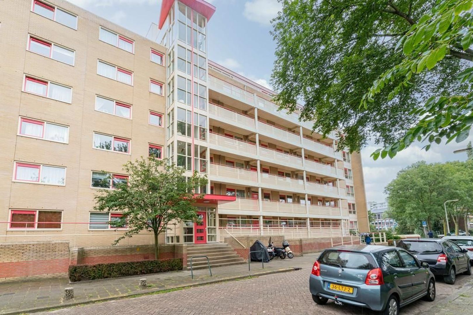 Donker Curtiusstraat 204 .