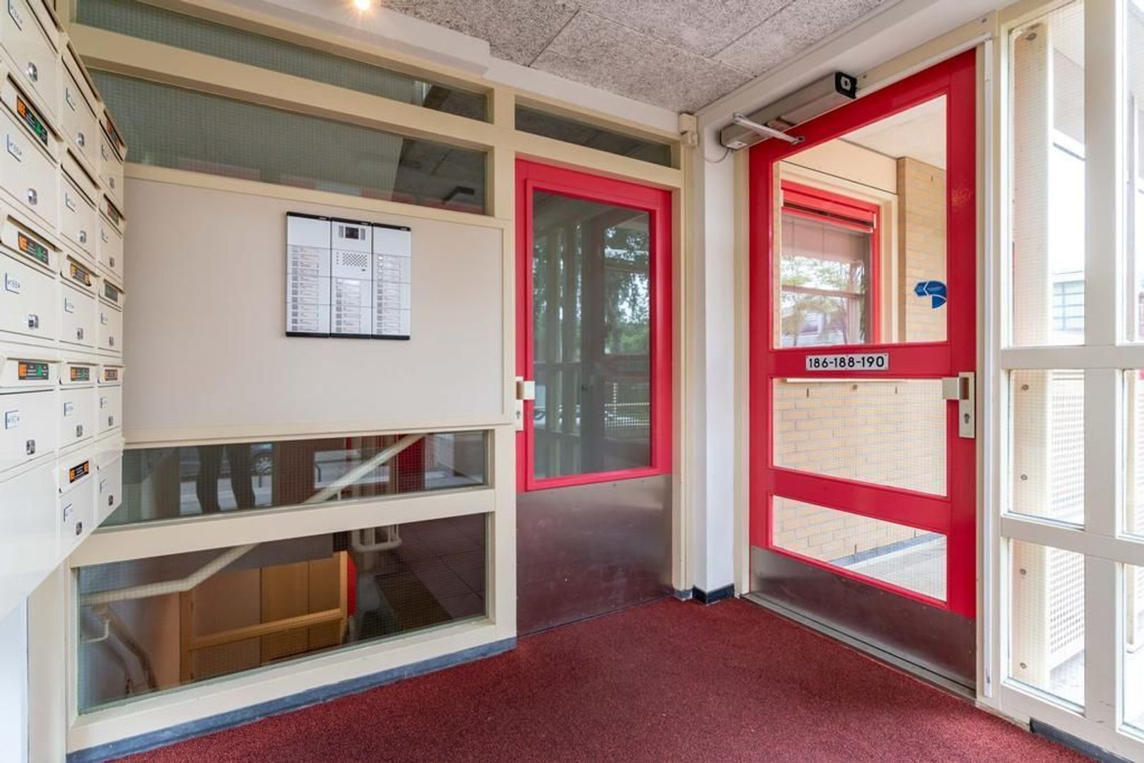 Donker Curtiusstraat 204 .