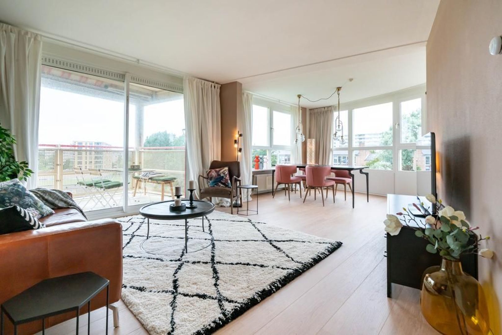 Donker Curtiusstraat 204 .