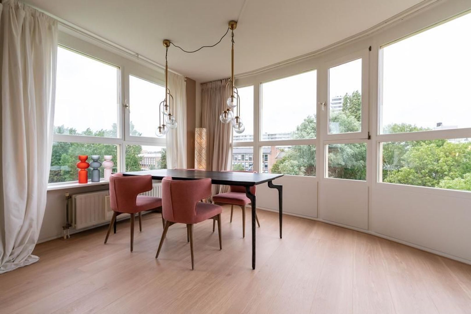 Donker Curtiusstraat 204 .