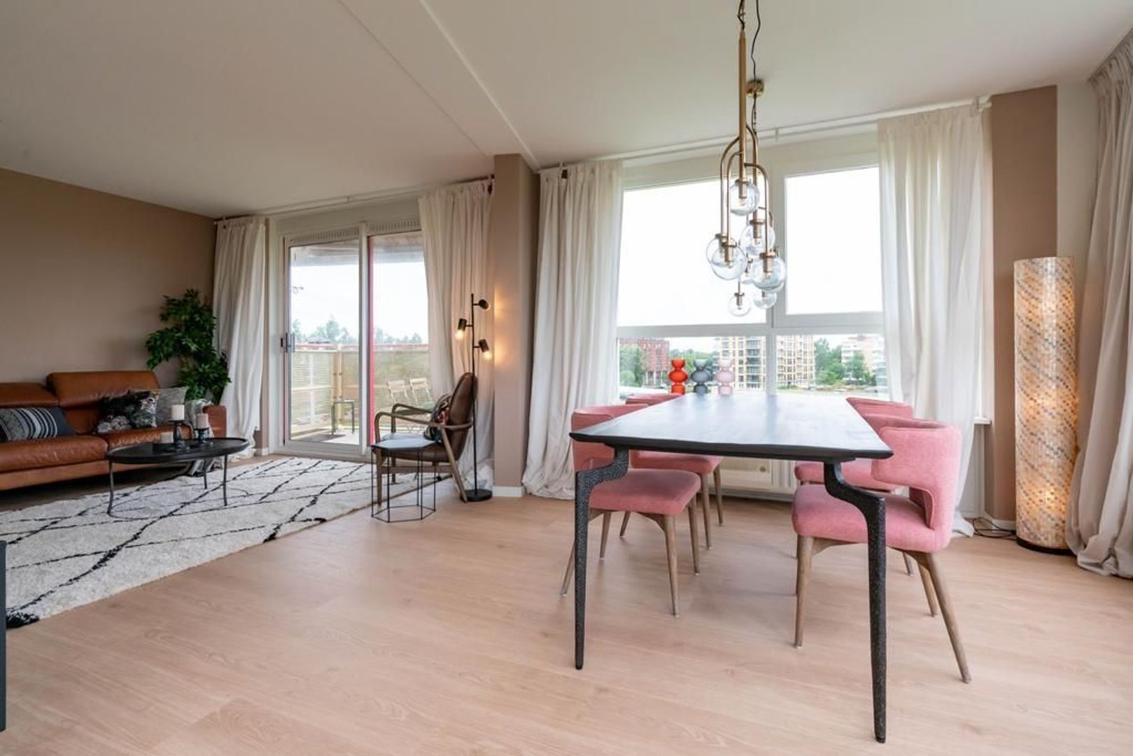 Donker Curtiusstraat 204 .