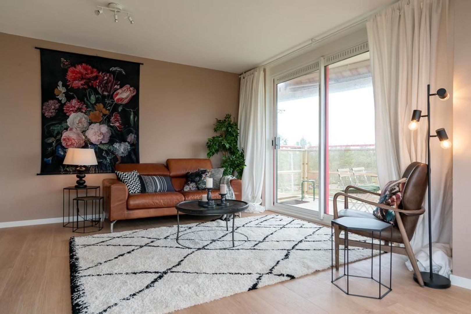 Donker Curtiusstraat 204 .