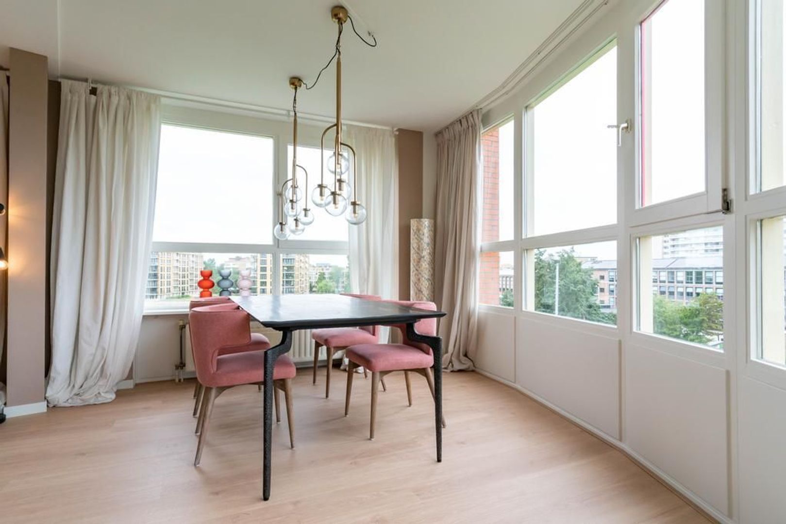 Donker Curtiusstraat 204 .