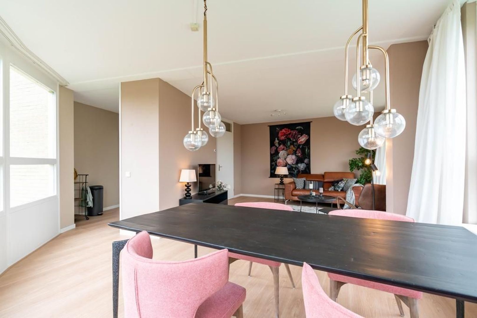 Donker Curtiusstraat 204 .