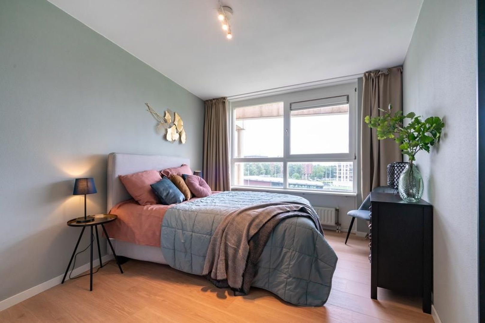 Donker Curtiusstraat 204 .