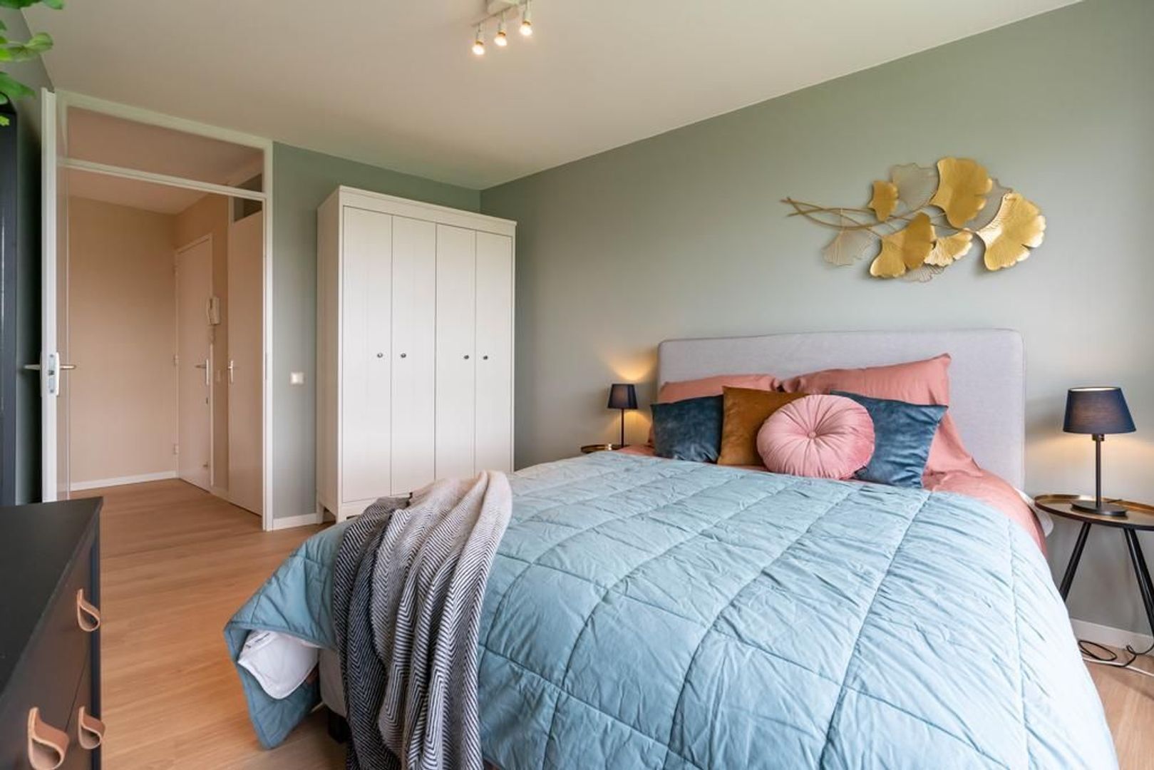 Donker Curtiusstraat 204 .