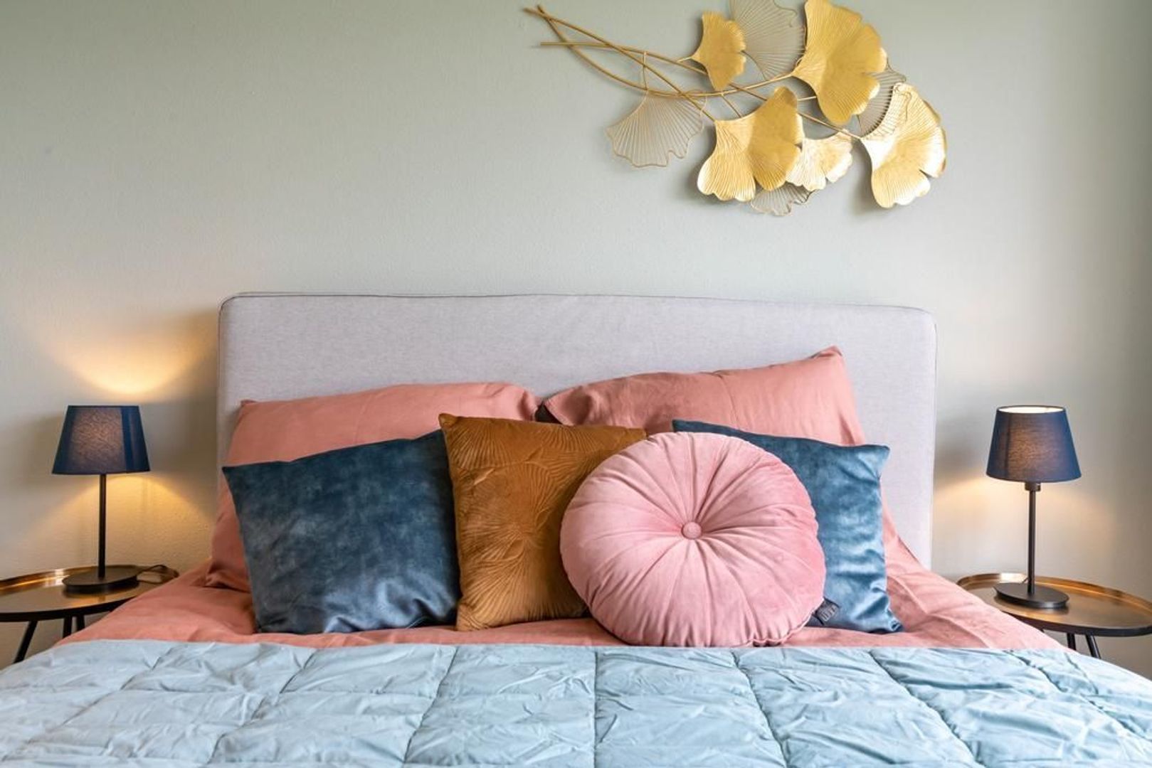 Donker Curtiusstraat 204 .