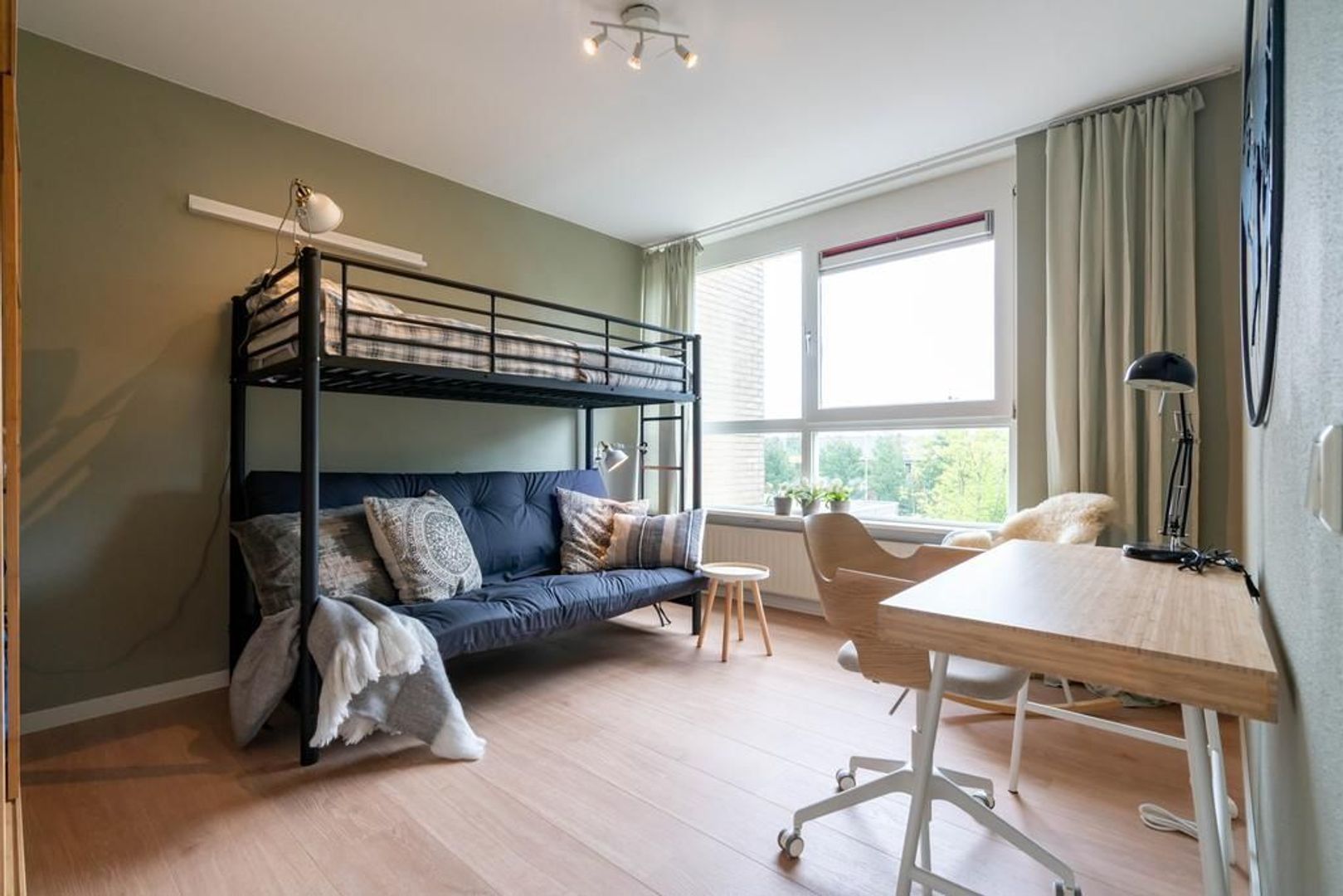 Donker Curtiusstraat 204 .