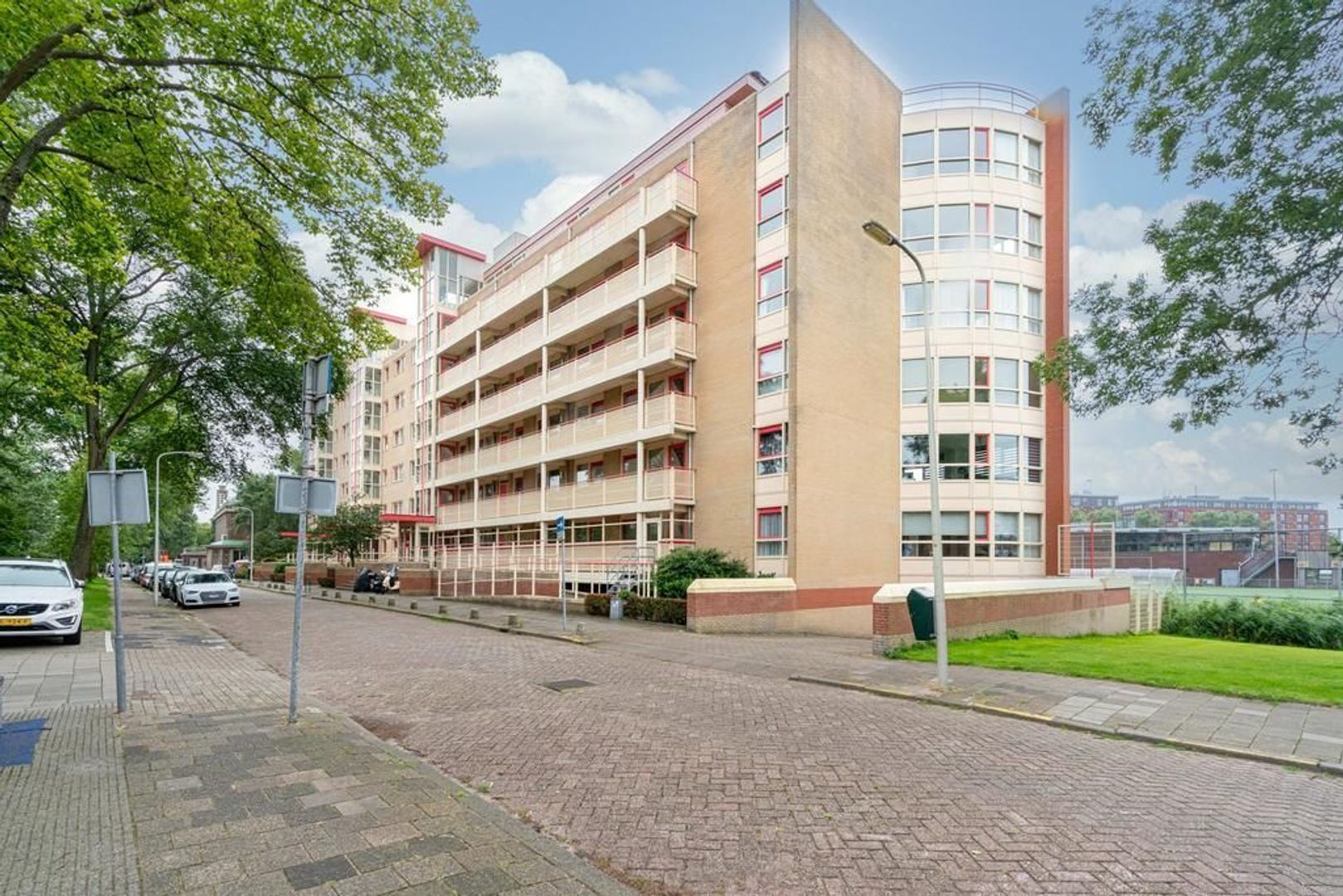 Donker Curtiusstraat 204 .