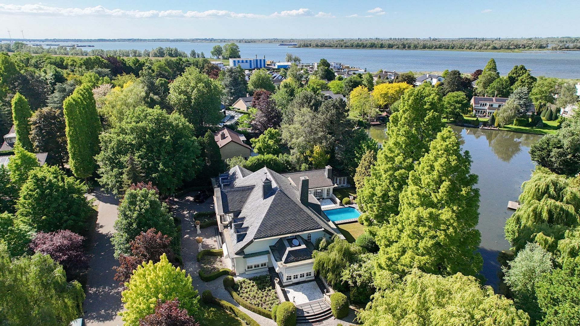 Ameroever 42, Lage Zwaluwe foto-1