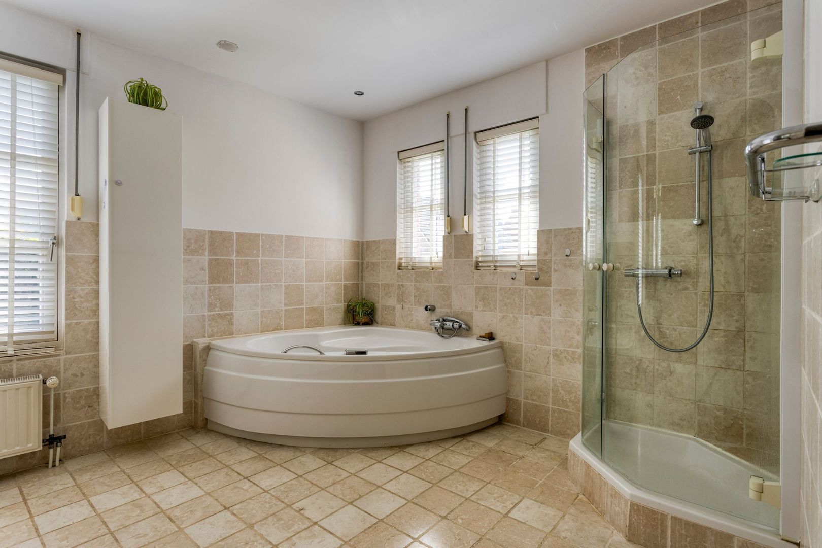 Opper 14, Uden foto-24