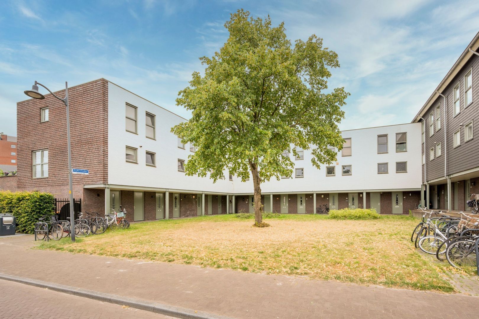 Zijdevlinder 102, Nijkerk foto-1