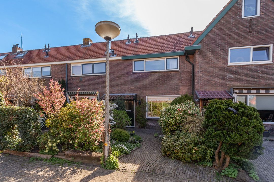 B. van Rooijenstraat 90, Naarden