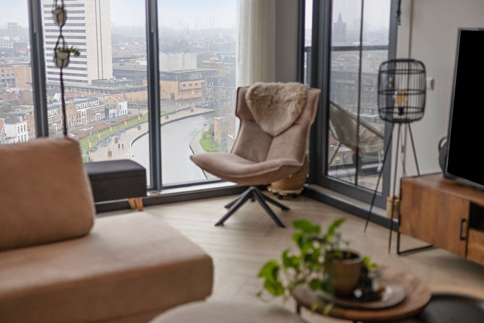 Stationsplein 6 K8, Schiedam foto-9 blur