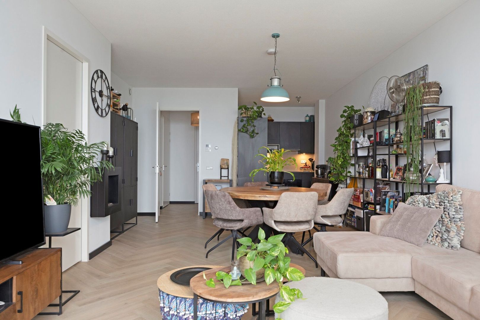 Stationsplein 6 K8, Schiedam foto-6 blur