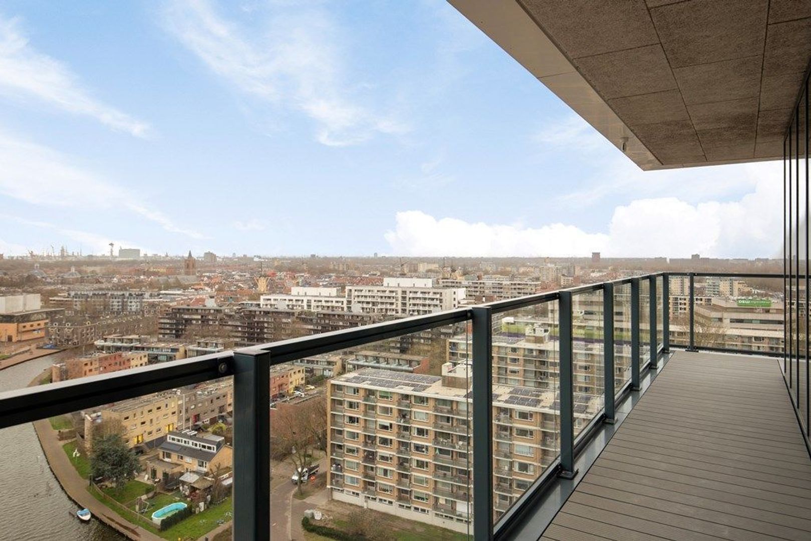 Stationsplein 6 M9, Schiedam foto-1 blur