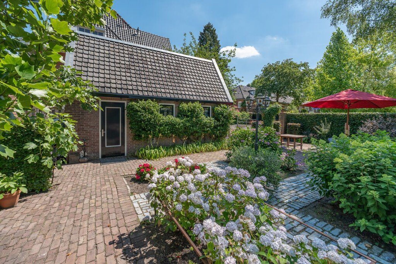 Burgemeester Lambooylaan 24, Hilversum foto-35 blur