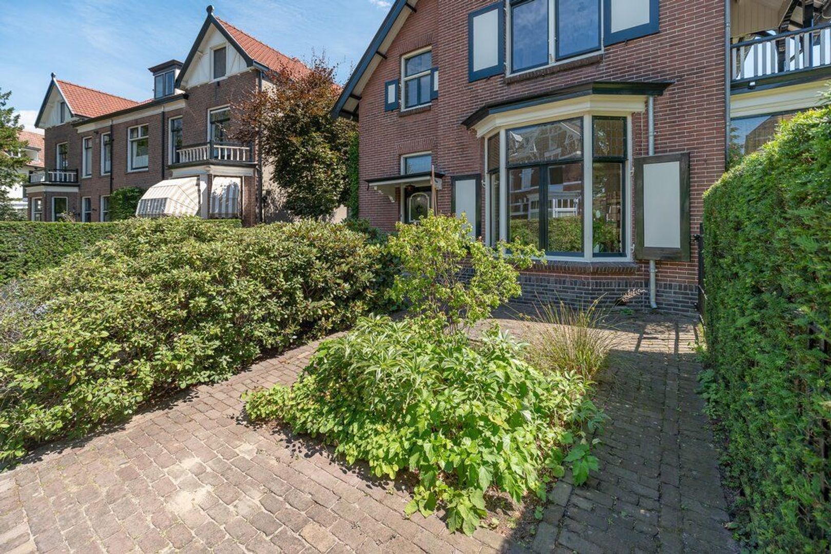 Burgemeester Lambooylaan 24, Hilversum foto-38 blur