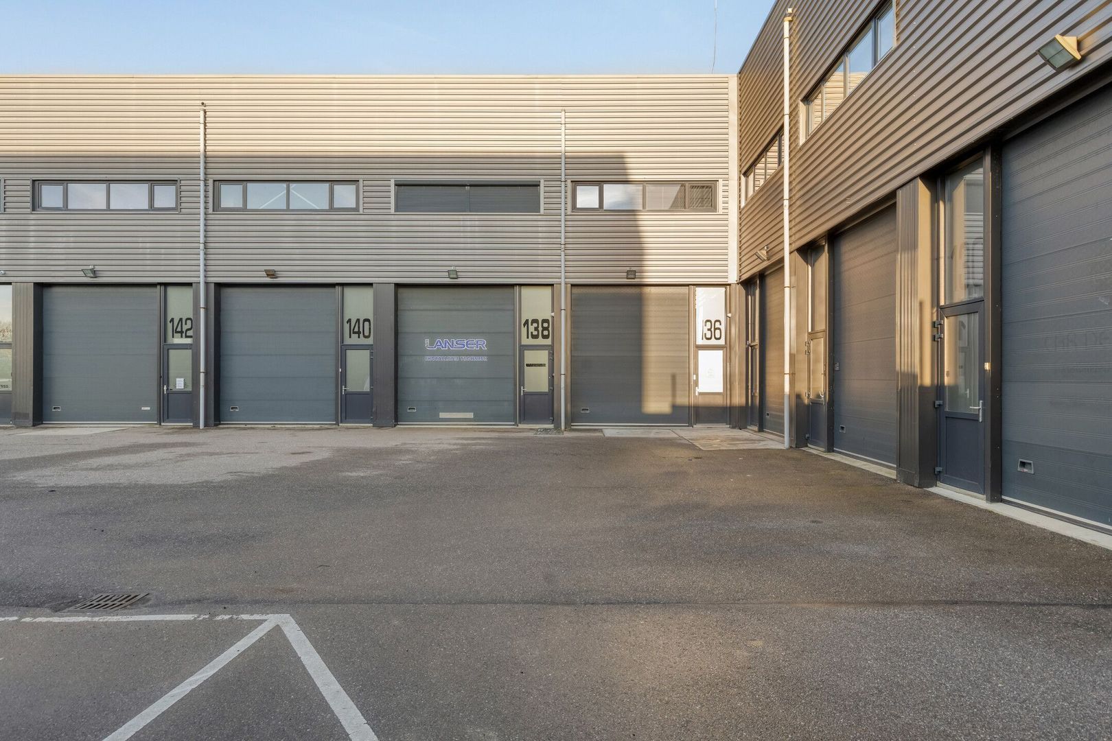 Luzernestraat 136, Nieuw-Vennep foto-2 blur