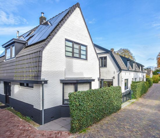 Cornelis Bakkerlaan 36, Laren