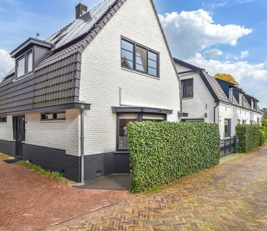 Cornelis Bakkerlaan 36, Laren