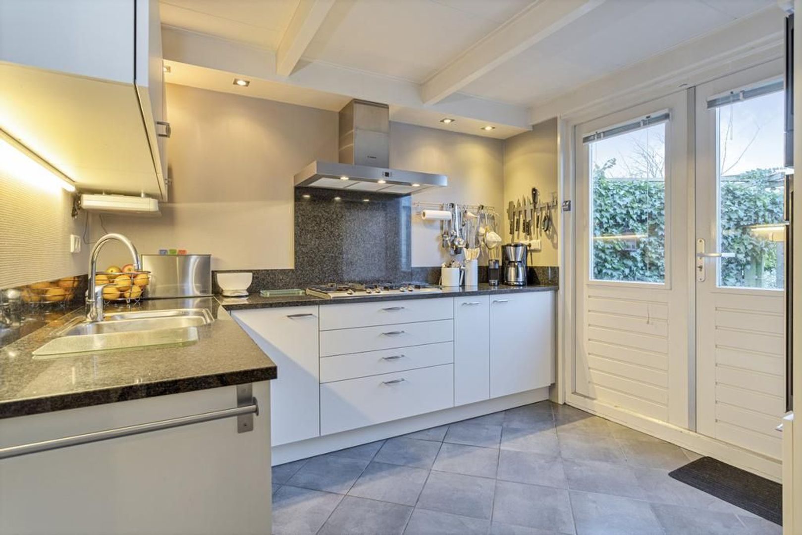 Koerierster 1, Dokkum foto-3