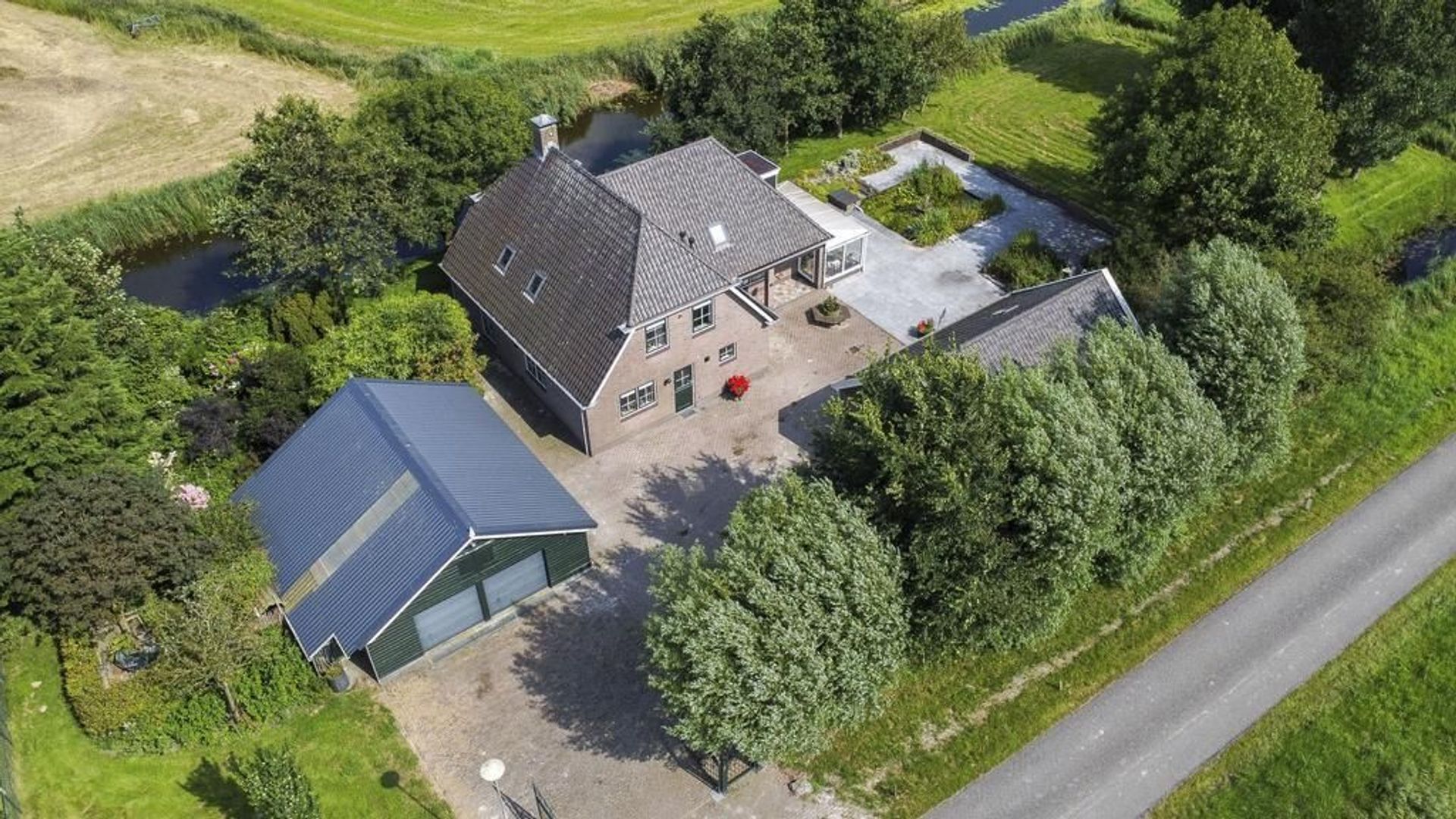 Miedwei 2, Holwert foto-1