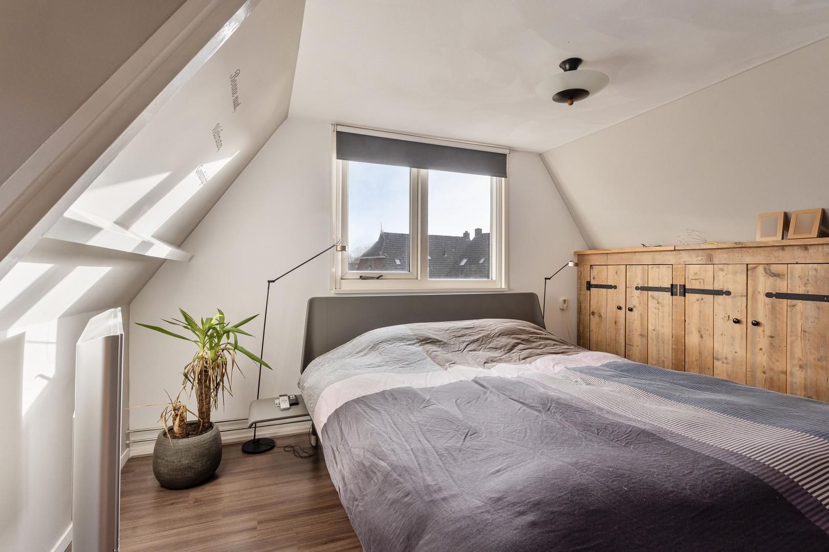 Van Aylvawal 4, Holwert foto-10