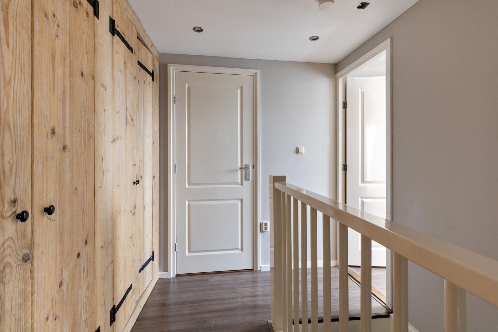 Van Aylvawal 4, Holwert foto-9