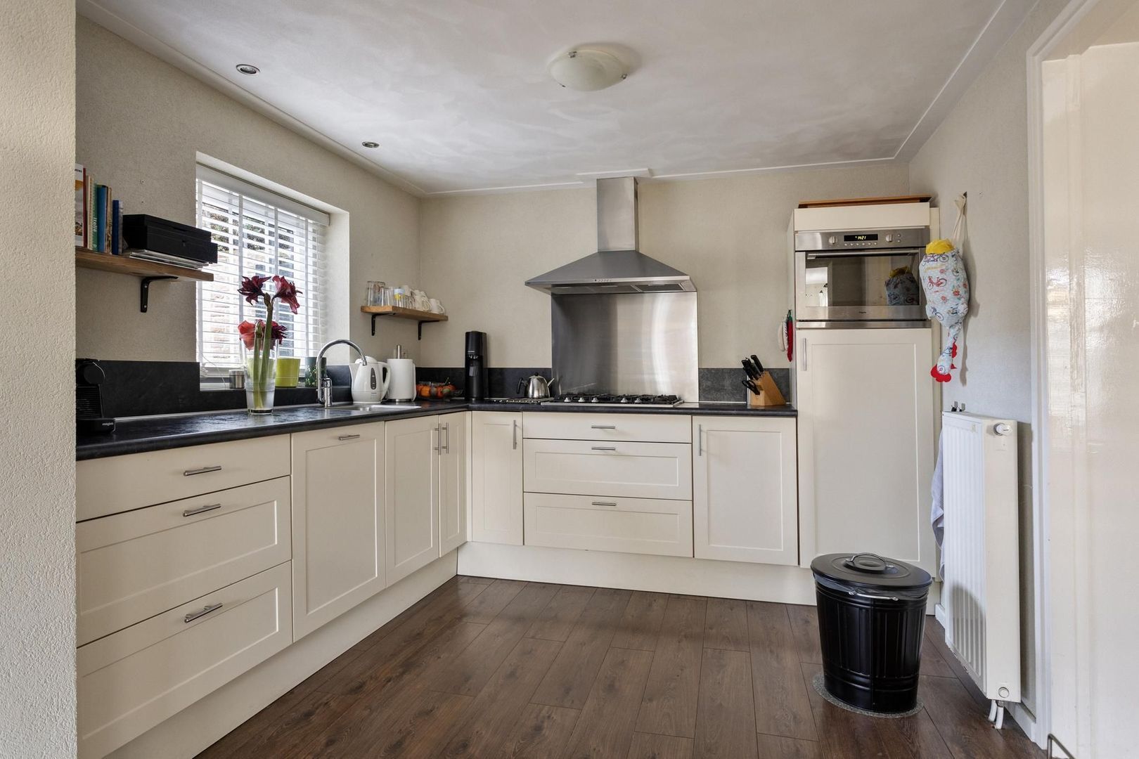 Van Aylvawal 4, Holwert foto-2