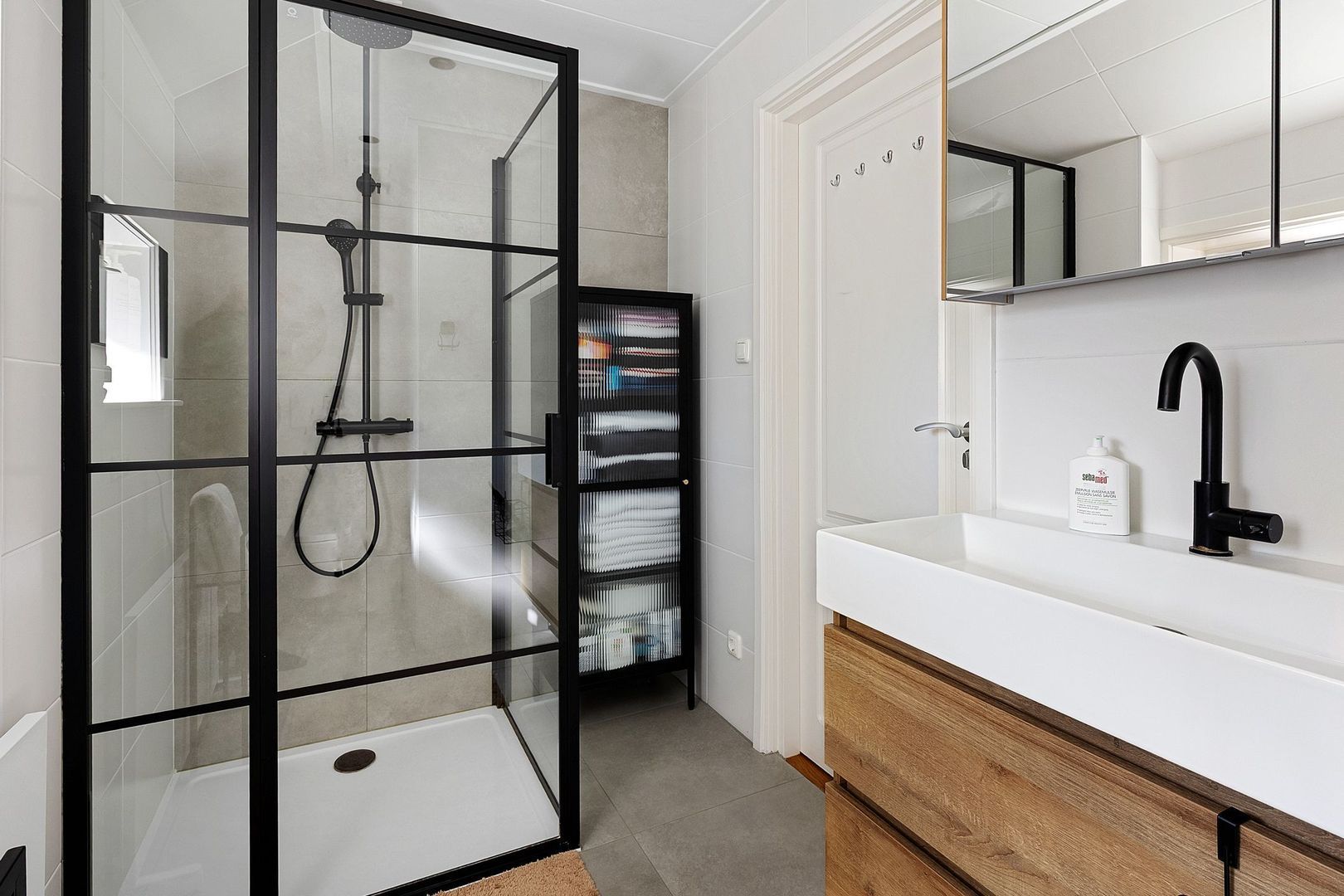 Wjuk 24, Ternaard foto-9