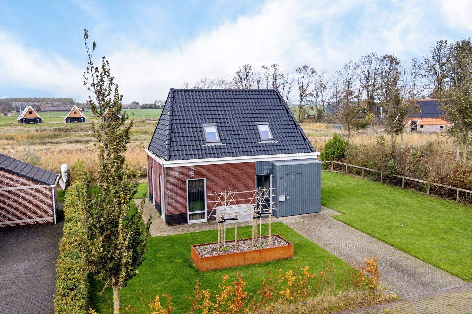 De Slinke 16, Burdaard foto-1