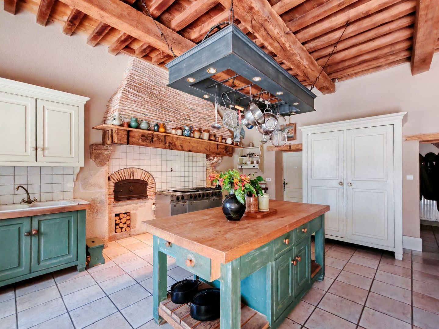 Theneuille, Theneuille foto-2