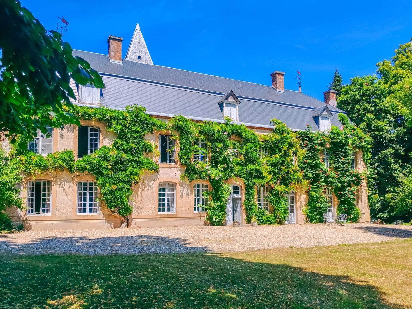 Theneuille, Theneuille foto-1