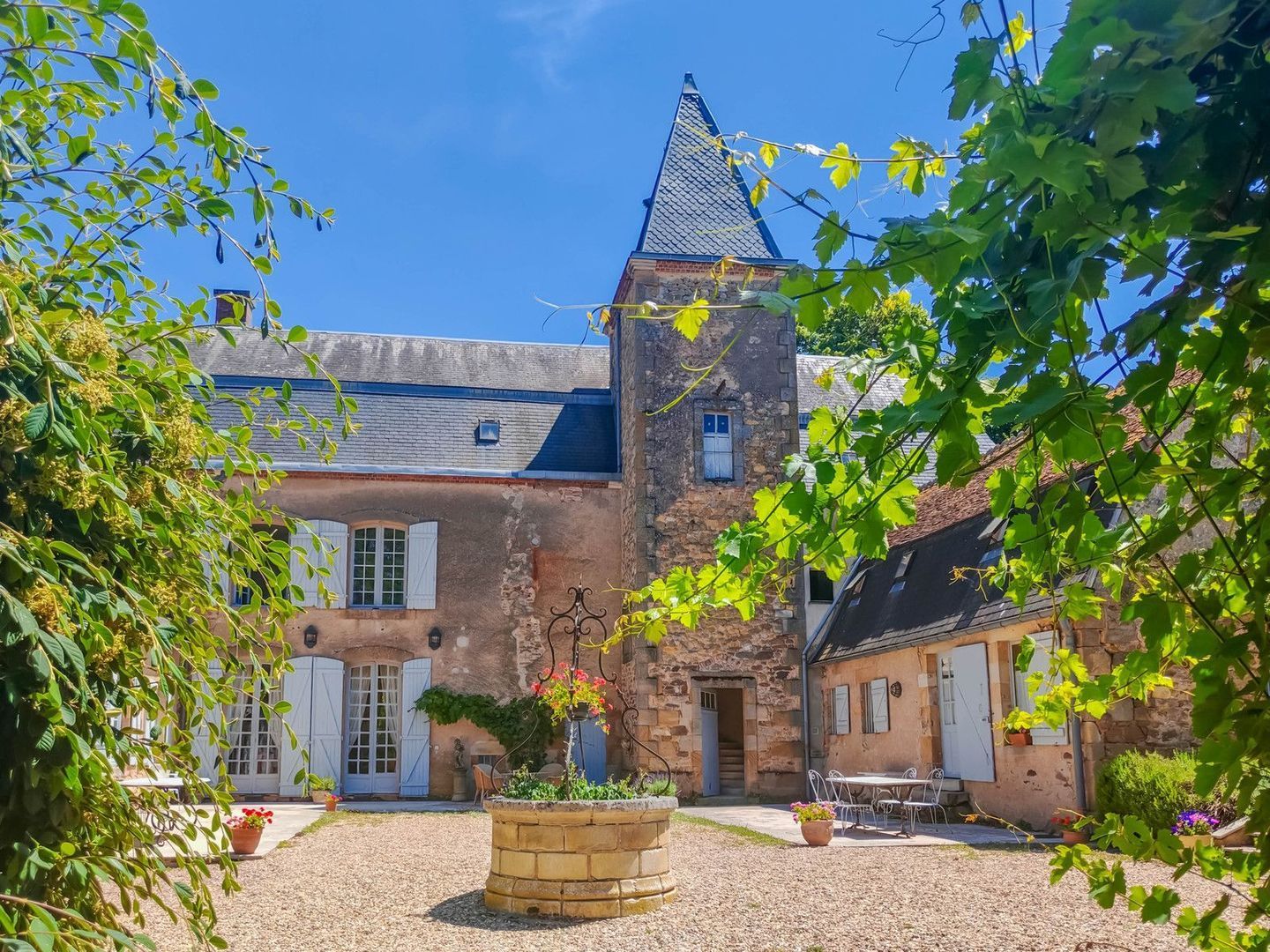 Theneuille, Theneuille foto-1