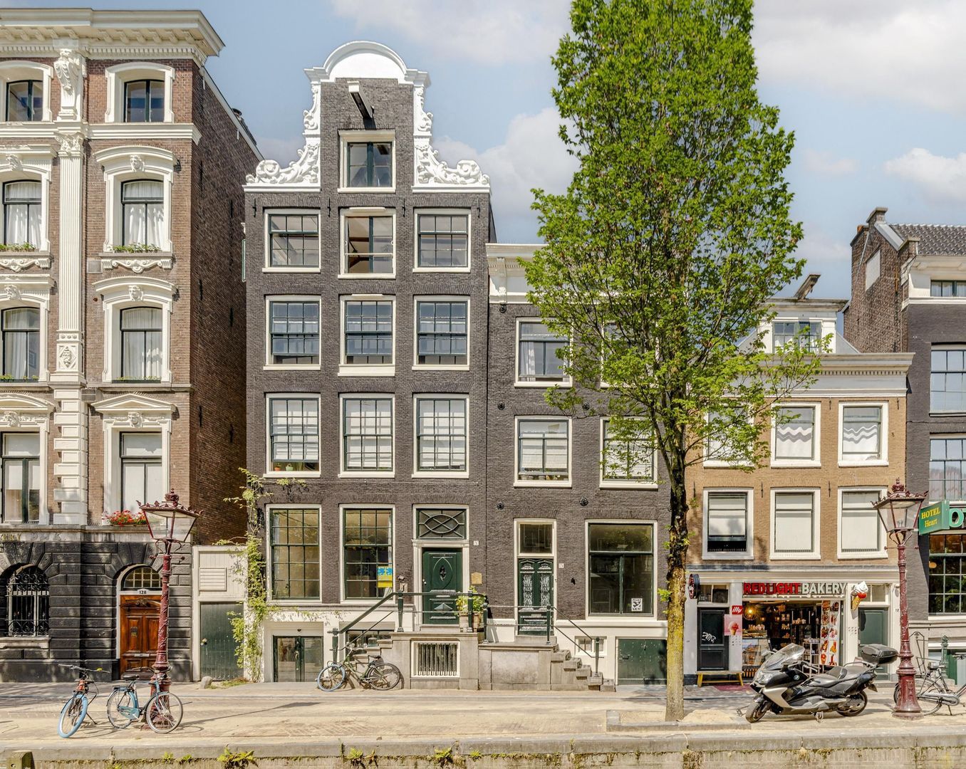 Oudezijds Achterburgwal 124, Amsterdam foto-0