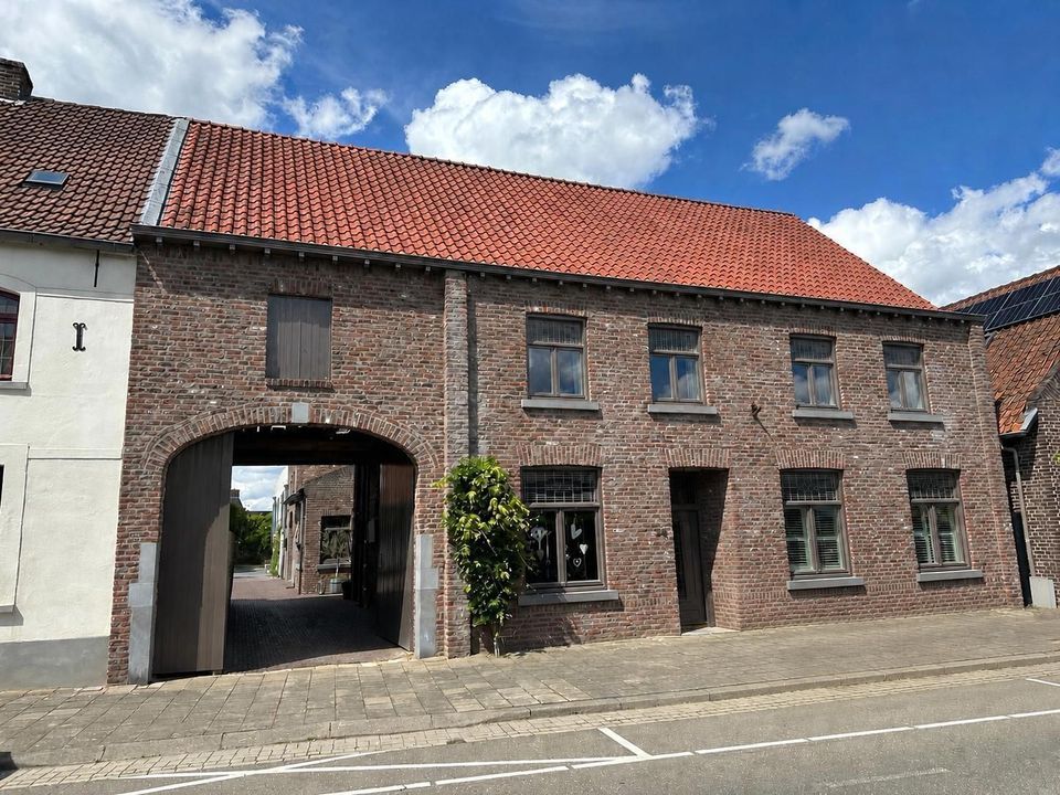 Maasheuvel 24, Roosteren